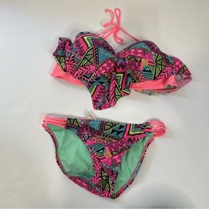 Arizona Geometric swimsuit Top is XL, Bottoms are Small